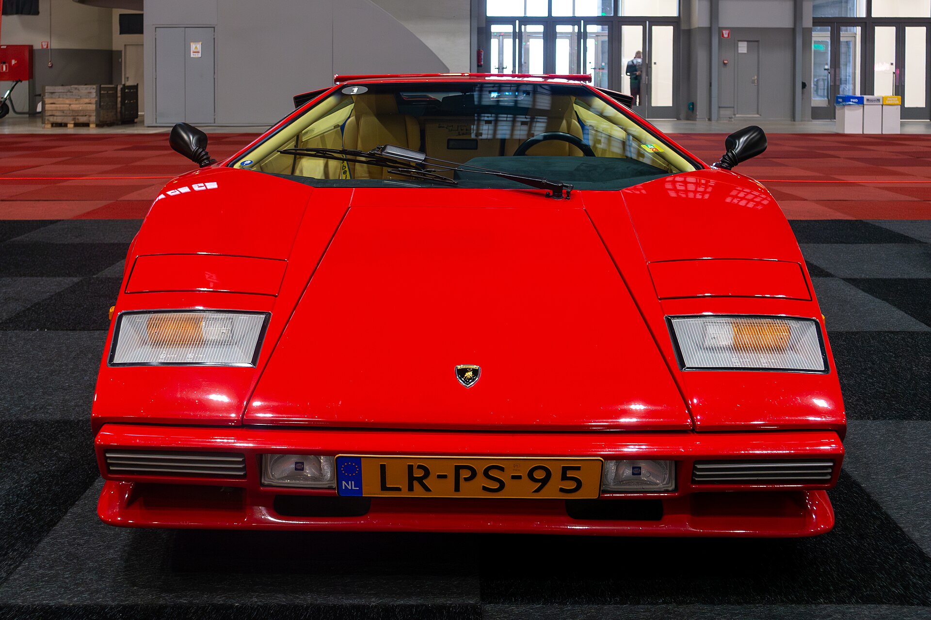 Lamborghini Countach — клиновидный силуэт и ножничные двери