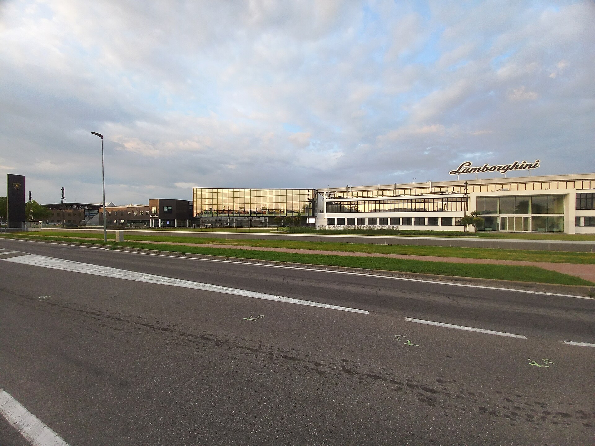 Завод Automobili Lamborghini в Sant'Agata Bolognese