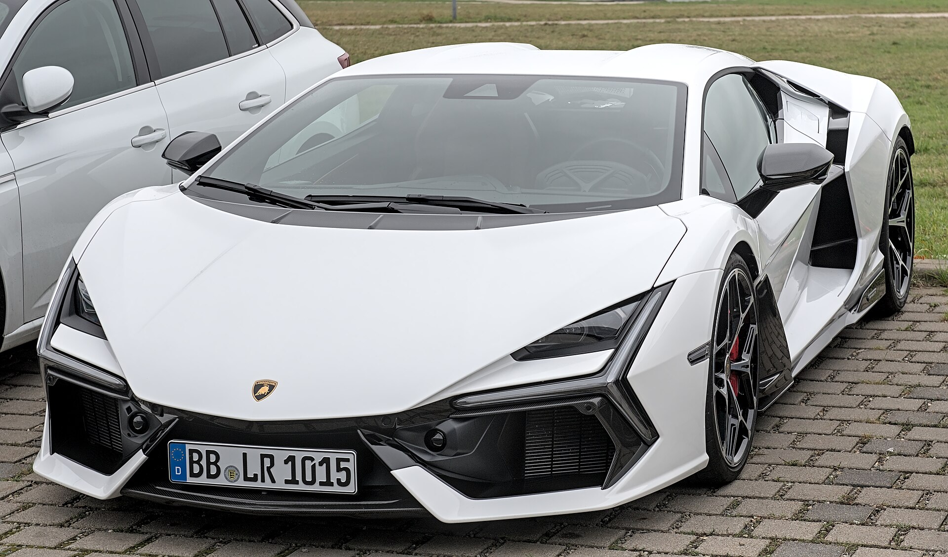 Lamborghini Revuelto — гибридный суперкар 2023